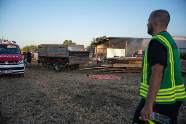 Vollbrand einer Lagerhalle 59-Jähriger bei Löschversuchen schwer verletzt Rettungshubschrauber im Einsatz Am 14.08.2026 brannte eine landwirtschaftliche Lagerhalle in der Hauptstraße im Michelstädter Ortsteil Würzberg im Odenwaldkreis vollständig aus. Feuerwehren aus dem gesamten Kreis waren mit rund 200 Einsatzkräften im Einsatz, um den Brand zu bekämpfen und ein Übergreifen auf umliegende Gebäude zu verhindern. Ein 59-jähriger Mann wurde nach Angaben der Polizei bei Löschversuchen schwer verletzt und mit dem Rettungshubschrauber in ein Krankenhaus gebracht. Michelstadt Würzberg Hessen Deutschland *** Warehouse Completely Destroyed by Fire; 59-Year-Old Man Seriously Injured While Trying to Extinguish the Blaze; Rescue