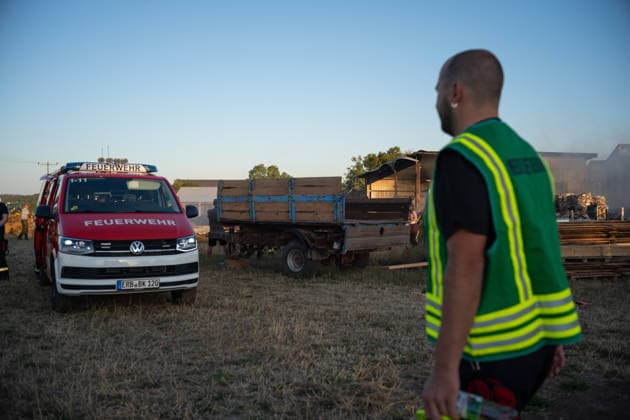 Vollbrand einer Lagerhalle 59-Jähriger bei Löschversuchen schwer verletzt Rettungshubschrauber im Einsatz Am 14.08.2026 brannte eine landwirtschaftliche Lagerhalle in der Hauptstraße im Michelstädter Ortsteil Würzberg im Odenwaldkreis vollständig aus. Feuerwehren aus dem gesamten Kreis waren mit rund 200 Einsatzkräften im Einsatz, um den Brand zu bekämpfen und ein Übergreifen auf umliegende Gebäude zu verhindern. Ein 59-jähriger Mann wurde nach Angaben der Polizei bei Löschversuchen schwer verletzt und mit dem Rettungshubschrauber in ein Krankenhaus gebracht. Michelstadt Würzberg Hessen Deutschland *** Warehouse Completely Destroyed by Fire; 59-Year-Old Man Seriously Injured While Trying to Extinguish the Blaze; Rescue