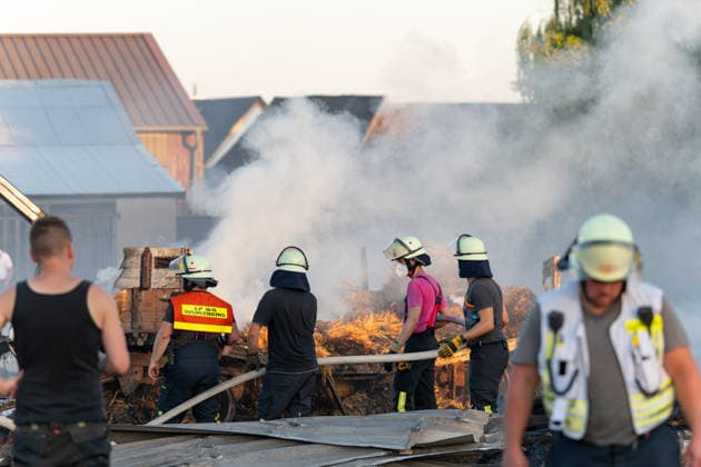 Vollbrand einer Lagerhalle 59-Jähriger bei Löschversuchen schwer verletzt Rettungshubschrauber im Einsatz Am 14.08.2026 brannte eine landwirtschaftliche Lagerhalle in der Hauptstraße im Michelstädter Ortsteil Würzberg im Odenwaldkreis vollständig aus. Feuerwehren aus dem gesamten Kreis waren mit rund 200 Einsatzkräften im Einsatz, um den Brand zu bekämpfen und ein Übergreifen auf umliegende Gebäude zu verhindern. Ein 59-jähriger Mann wurde nach Angaben der Polizei bei Löschversuchen schwer verletzt und mit dem Rettungshubschrauber in ein Krankenhaus gebracht. Michelstadt Würzberg Hessen Deutschland *** Warehouse Completely Destroyed by Fire; 59-Year-Old Man Seriously Injured While Trying to Extinguish the Blaze; Rescue