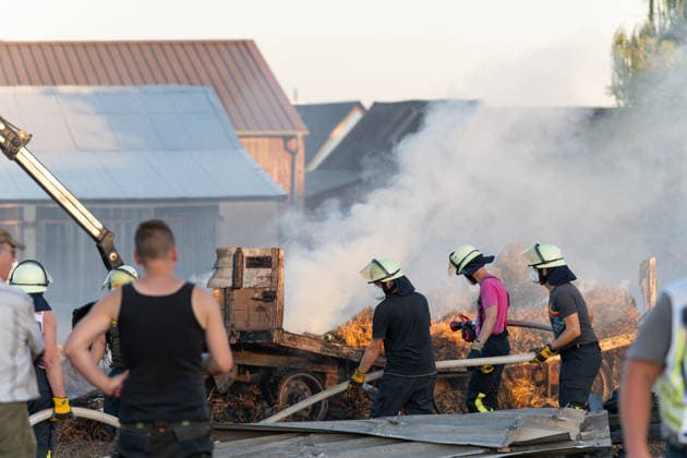 Vollbrand einer Lagerhalle 59-Jähriger bei Löschversuchen schwer verletzt Rettungshubschrauber im Einsatz Am 14.08.2026 brannte eine landwirtschaftliche Lagerhalle in der Hauptstraße im Michelstädter Ortsteil Würzberg im Odenwaldkreis vollständig aus. Feuerwehren aus dem gesamten Kreis waren mit rund 200 Einsatzkräften im Einsatz, um den Brand zu bekämpfen und ein Übergreifen auf umliegende Gebäude zu verhindern. Ein 59-jähriger Mann wurde nach Angaben der Polizei bei Löschversuchen schwer verletzt und mit dem Rettungshubschrauber in ein Krankenhaus gebracht. Michelstadt Würzberg Hessen Deutschland *** Warehouse Completely Destroyed by Fire; 59-Year-Old Man Seriously Injured While Trying to Extinguish the Blaze; Rescue