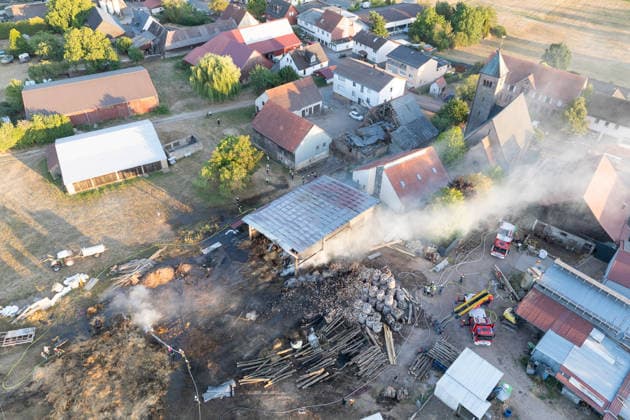 Vollbrand einer Lagerhalle 59-Jähriger bei Löschversuchen schwer verletzt Rettungshubschrauber im Einsatz Am 14.08.2026 brannte eine landwirtschaftliche Lagerhalle in der Hauptstraße im Michelstädter Ortsteil Würzberg im Odenwaldkreis vollständig aus. Feuerwehren aus dem gesamten Kreis waren mit rund 200 Einsatzkräften im Einsatz, um den Brand zu bekämpfen und ein Übergreifen auf umliegende Gebäude zu verhindern. Ein 59-jähriger Mann wurde nach Angaben der Polizei bei Löschversuchen schwer verletzt und mit dem Rettungshubschrauber in ein Krankenhaus gebracht. Michelstadt Würzberg Hessen Deutschland *** Warehouse Completely Destroyed by Fire; 59-Year-Old Man Seriously Injured While Trying to Extinguish the Blaze; Rescue