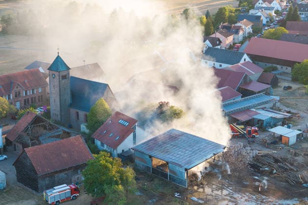 Vollbrand einer Lagerhalle 59-Jähriger bei Löschversuchen schwer verletzt Rettungshubschrauber im Einsatz Am 14.08.2026 brannte eine landwirtschaftliche Lagerhalle in der Hauptstraße im Michelstädter Ortsteil Würzberg im Odenwaldkreis vollständig aus. Feuerwehren aus dem gesamten Kreis waren mit rund 200 Einsatzkräften im Einsatz, um den Brand zu bekämpfen und ein Übergreifen auf umliegende Gebäude zu verhindern. Ein 59-jähriger Mann wurde nach Angaben der Polizei bei Löschversuchen schwer verletzt und mit dem Rettungshubschrauber in ein Krankenhaus gebracht. Michelstadt Würzberg Hessen Deutschland *** Warehouse Completely Destroyed by Fire; 59-Year-Old Man Seriously Injured While Trying to Extinguish the Blaze; Rescue
