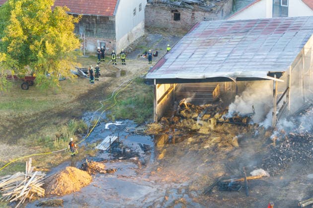 Vollbrand einer Lagerhalle 59-Jähriger bei Löschversuchen schwer verletzt Rettungshubschrauber im Einsatz Am 14.08.2026 brannte eine landwirtschaftliche Lagerhalle in der Hauptstraße im Michelstädter Ortsteil Würzberg im Odenwaldkreis vollständig aus. Feuerwehren aus dem gesamten Kreis waren mit rund 200 Einsatzkräften im Einsatz, um den Brand zu bekämpfen und ein Übergreifen auf umliegende Gebäude zu verhindern. Ein 59-jähriger Mann wurde nach Angaben der Polizei bei Löschversuchen schwer verletzt und mit dem Rettungshubschrauber in ein Krankenhaus gebracht. Michelstadt Würzberg Hessen Deutschland *** Warehouse Completely Destroyed by Fire; 59-Year-Old Man Seriously Injured While Trying to Extinguish the Blaze; Rescue