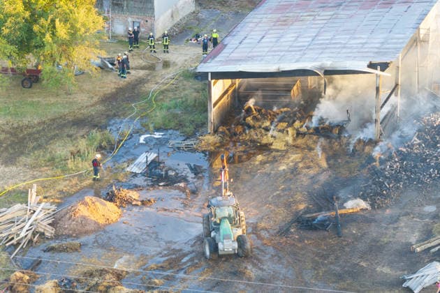 Vollbrand einer Lagerhalle 59-Jähriger bei Löschversuchen schwer verletzt Rettungshubschrauber im Einsatz Am 14.08.2026 brannte eine landwirtschaftliche Lagerhalle in der Hauptstraße im Michelstädter Ortsteil Würzberg im Odenwaldkreis vollständig aus. Feuerwehren aus dem gesamten Kreis waren mit rund 200 Einsatzkräften im Einsatz, um den Brand zu bekämpfen und ein Übergreifen auf umliegende Gebäude zu verhindern. Ein 59-jähriger Mann wurde nach Angaben der Polizei bei Löschversuchen schwer verletzt und mit dem Rettungshubschrauber in ein Krankenhaus gebracht. Michelstadt Würzberg Hessen Deutschland *** Warehouse Completely Destroyed by Fire; 59-Year-Old Man Seriously Injured While Trying to Extinguish the Blaze; Rescue
