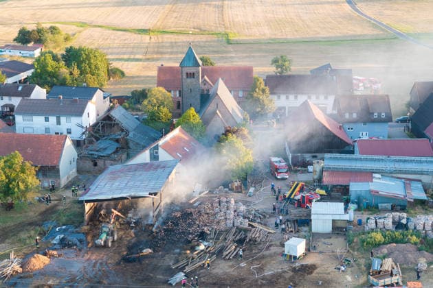 Vollbrand einer Lagerhalle 59-Jähriger bei Löschversuchen schwer verletzt Rettungshubschrauber im Einsatz Am 14.08.2026 brannte eine landwirtschaftliche Lagerhalle in der Hauptstraße im Michelstädter Ortsteil Würzberg im Odenwaldkreis vollständig aus. Feuerwehren aus dem gesamten Kreis waren mit rund 200 Einsatzkräften im Einsatz, um den Brand zu bekämpfen und ein Übergreifen auf umliegende Gebäude zu verhindern. Ein 59-jähriger Mann wurde nach Angaben der Polizei bei Löschversuchen schwer verletzt und mit dem Rettungshubschrauber in ein Krankenhaus gebracht. Michelstadt Würzberg Hessen Deutschland *** Warehouse Completely Destroyed by Fire; 59-Year-Old Man Seriously Injured While Trying to Extinguish the Blaze; Rescue