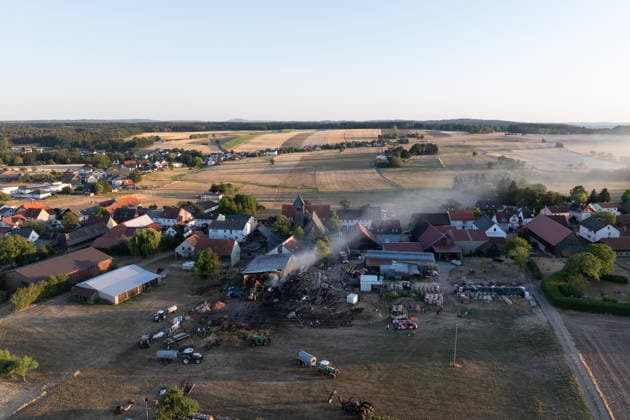 Vollbrand einer Lagerhalle 59-Jähriger bei Löschversuchen schwer verletzt Rettungshubschrauber im Einsatz Am 14.08.2026 brannte eine landwirtschaftliche Lagerhalle in der Hauptstraße im Michelstädter Ortsteil Würzberg im Odenwaldkreis vollständig aus. Feuerwehren aus dem gesamten Kreis waren mit rund 200 Einsatzkräften im Einsatz, um den Brand zu bekämpfen und ein Übergreifen auf umliegende Gebäude zu verhindern. Ein 59-jähriger Mann wurde nach Angaben der Polizei bei Löschversuchen schwer verletzt und mit dem Rettungshubschrauber in ein Krankenhaus gebracht. Michelstadt Würzberg Hessen Deutschland *** Warehouse Completely Destroyed by Fire; 59-Year-Old Man Seriously Injured While Trying to Extinguish the Blaze; Rescue