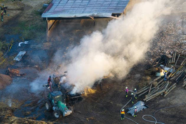 Vollbrand einer Lagerhalle 59-Jähriger bei Löschversuchen schwer verletzt Rettungshubschrauber im Einsatz Am 14.08.2026 brannte eine landwirtschaftliche Lagerhalle in der Hauptstraße im Michelstädter Ortsteil Würzberg im Odenwaldkreis vollständig aus. Feuerwehren aus dem gesamten Kreis waren mit rund 200 Einsatzkräften im Einsatz, um den Brand zu bekämpfen und ein Übergreifen auf umliegende Gebäude zu verhindern. Ein 59-jähriger Mann wurde nach Angaben der Polizei bei Löschversuchen schwer verletzt und mit dem Rettungshubschrauber in ein Krankenhaus gebracht. Michelstadt Würzberg Hessen Deutschland *** Warehouse Completely Destroyed by Fire; 59-Year-Old Man Seriously Injured While Trying to Extinguish the Blaze; Rescue