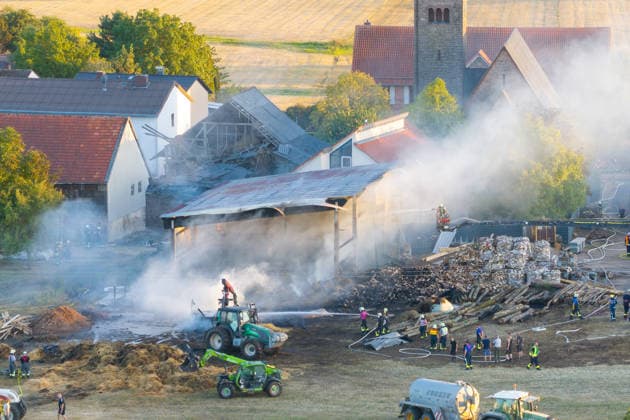 Vollbrand einer Lagerhalle 59-Jähriger bei Löschversuchen schwer verletzt Rettungshubschrauber im Einsatz Am 14.08.2026 brannte eine landwirtschaftliche Lagerhalle in der Hauptstraße im Michelstädter Ortsteil Würzberg im Odenwaldkreis vollständig aus. Feuerwehren aus dem gesamten Kreis waren mit rund 200 Einsatzkräften im Einsatz, um den Brand zu bekämpfen und ein Übergreifen auf umliegende Gebäude zu verhindern. Ein 59-jähriger Mann wurde nach Angaben der Polizei bei Löschversuchen schwer verletzt und mit dem Rettungshubschrauber in ein Krankenhaus gebracht. Michelstadt Würzberg Hessen Deutschland *** Warehouse Completely Destroyed by Fire; 59-Year-Old Man Seriously Injured While Trying to Extinguish the Blaze; Rescue