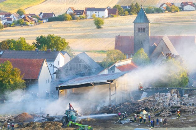 Vollbrand einer Lagerhalle 59-Jähriger bei Löschversuchen schwer verletzt Rettungshubschrauber im Einsatz Am 14.08.2026 brannte eine landwirtschaftliche Lagerhalle in der Hauptstraße im Michelstädter Ortsteil Würzberg im Odenwaldkreis vollständig aus. Feuerwehren aus dem gesamten Kreis waren mit rund 200 Einsatzkräften im Einsatz, um den Brand zu bekämpfen und ein Übergreifen auf umliegende Gebäude zu verhindern. Ein 59-jähriger Mann wurde nach Angaben der Polizei bei Löschversuchen schwer verletzt und mit dem Rettungshubschrauber in ein Krankenhaus gebracht. Michelstadt Würzberg Hessen Deutschland *** Warehouse Completely Destroyed by Fire; 59-Year-Old Man Seriously Injured While Trying to Extinguish the Blaze; Rescue