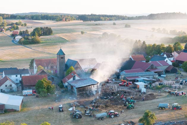 Vollbrand einer Lagerhalle 59-Jähriger bei Löschversuchen schwer verletzt Rettungshubschrauber im Einsatz Am 14.08.2026 brannte eine landwirtschaftliche Lagerhalle in der Hauptstraße im Michelstädter Ortsteil Würzberg im Odenwaldkreis vollständig aus. Feuerwehren aus dem gesamten Kreis waren mit rund 200 Einsatzkräften im Einsatz, um den Brand zu bekämpfen und ein Übergreifen auf umliegende Gebäude zu verhindern. Ein 59-jähriger Mann wurde nach Angaben der Polizei bei Löschversuchen schwer verletzt und mit dem Rettungshubschrauber in ein Krankenhaus gebracht. Michelstadt Würzberg Hessen Deutschland *** Warehouse Completely Destroyed by Fire; 59-Year-Old Man Seriously Injured While Trying to Extinguish the Blaze; Rescue