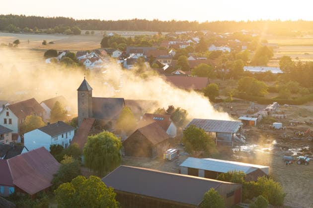 Vollbrand einer Lagerhalle 59-Jähriger bei Löschversuchen schwer verletzt Rettungshubschrauber im Einsatz Am 14.08.2026 brannte eine landwirtschaftliche Lagerhalle in der Hauptstraße im Michelstädter Ortsteil Würzberg im Odenwaldkreis vollständig aus. Feuerwehren aus dem gesamten Kreis waren mit rund 200 Einsatzkräften im Einsatz, um den Brand zu bekämpfen und ein Übergreifen auf umliegende Gebäude zu verhindern. Ein 59-jähriger Mann wurde nach Angaben der Polizei bei Löschversuchen schwer verletzt und mit dem Rettungshubschrauber in ein Krankenhaus gebracht. Michelstadt Würzberg Hessen Deutschland *** Warehouse Completely Destroyed by Fire; 59-Year-Old Man Seriously Injured While Trying to Extinguish the Blaze; Rescue