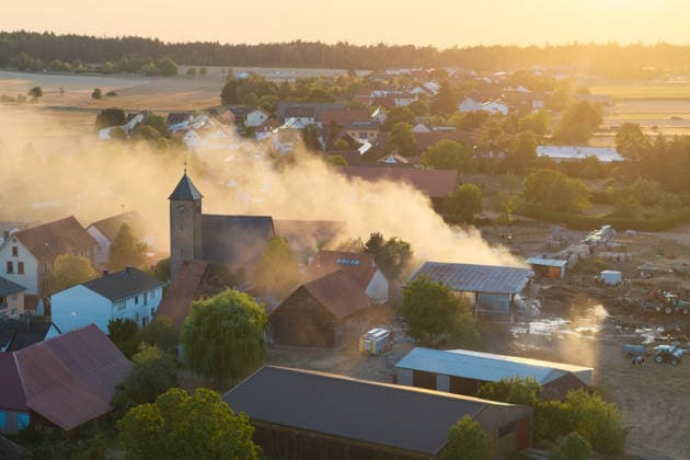 Vollbrand einer Lagerhalle 59-Jähriger bei Löschversuchen schwer verletzt Rettungshubschrauber im Einsatz Am 14.08.2026 brannte eine landwirtschaftliche Lagerhalle in der Hauptstraße im Michelstädter Ortsteil Würzberg im Odenwaldkreis vollständig aus. Feuerwehren aus dem gesamten Kreis waren mit rund 200 Einsatzkräften im Einsatz, um den Brand zu bekämpfen und ein Übergreifen auf umliegende Gebäude zu verhindern. Ein 59-jähriger Mann wurde nach Angaben der Polizei bei Löschversuchen schwer verletzt und mit dem Rettungshubschrauber in ein Krankenhaus gebracht. Michelstadt Würzberg Hessen Deutschland *** Warehouse Completely Destroyed by Fire; 59-Year-Old Man Seriously Injured While Trying to Extinguish the Blaze; Rescue