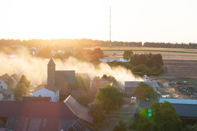 Vollbrand einer Lagerhalle 59-Jähriger bei Löschversuchen schwer verletzt Rettungshubschrauber im Einsatz Am 14.08.2026 brannte eine landwirtschaftliche Lagerhalle in der Hauptstraße im Michelstädter Ortsteil Würzberg im Odenwaldkreis vollständig aus. Feuerwehren aus dem gesamten Kreis waren mit rund 200 Einsatzkräften im Einsatz, um den Brand zu bekämpfen und ein Übergreifen auf umliegende Gebäude zu verhindern. Ein 59-jähriger Mann wurde nach Angaben der Polizei bei Löschversuchen schwer verletzt und mit dem Rettungshubschrauber in ein Krankenhaus gebracht. Michelstadt Würzberg Hessen Deutschland *** Warehouse Completely Destroyed by Fire; 59-Year-Old Man Seriously Injured While Trying to Extinguish the Blaze; Rescue