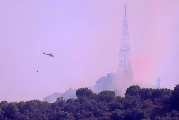 Forest Fire In The Upper Part Of Barcelona Firefighters deployed 10 fire engines and four helicopters and brought the fire under control after four hours of work in Barcelona, Spain, on August 14, 2026. More than 500 wildfires have been recorded in Catalonia this summer. One of the latest broke out in the Collserola mountain range, near a telecommunications tower overlooking Barcelona. The blaze burned 10 hectares and threatened populated areas, prompting authorities to order residents in Barcelona s upper neighborhoods to remain indoors Barcelona Barcelona Spain  Copyright: xUrbanandsportx originalFilename: urbanandsport-forestfi260814_npHRG.jpg