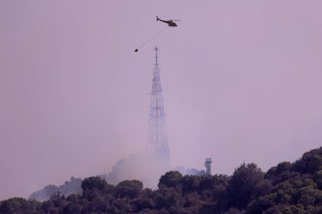 Forest Fire In The Upper Part Of Barcelona Firefighters deployed 10 fire engines and four helicopters and brought the fire under control after four hours of work in Barcelona, Spain, on August 14, 2026. More than 500 wildfires have been recorded in Catalonia this summer. One of the latest broke out in the Collserola mountain range, near a telecommunications tower overlooking Barcelona. The blaze burned 10 hectares and threatened populated areas, prompting authorities to order residents in Barcelona s upper neighborhoods to remain indoors Barcelona Barcelona Spain  Copyright: xUrbanandsportx originalFilename: urbanandsport-forestfi260814_np9B1.jpg