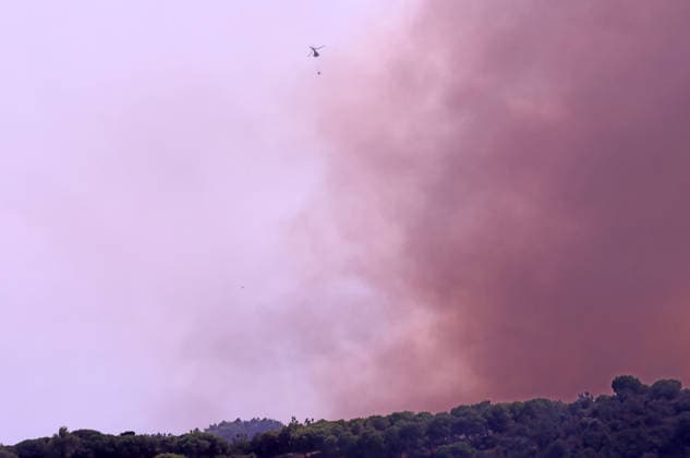 Forest Fire In The Upper Part Of Barcelona Firefighters deployed 10 fire engines and four helicopters and brought the fire under control after four hours of work in Barcelona, Spain, on August 14, 2026. More than 500 wildfires have been recorded in Catalonia this summer. One of the latest broke out in the Collserola mountain range, near a telecommunications tower overlooking Barcelona. The blaze burned 10 hectares and threatened populated areas, prompting authorities to order residents in Barcelona s upper neighborhoods to remain indoors Barcelona Barcelona Spain  Copyright: xUrbanandsportx originalFilename: urbanandsport-forestfi260814_npn9T.jpg
