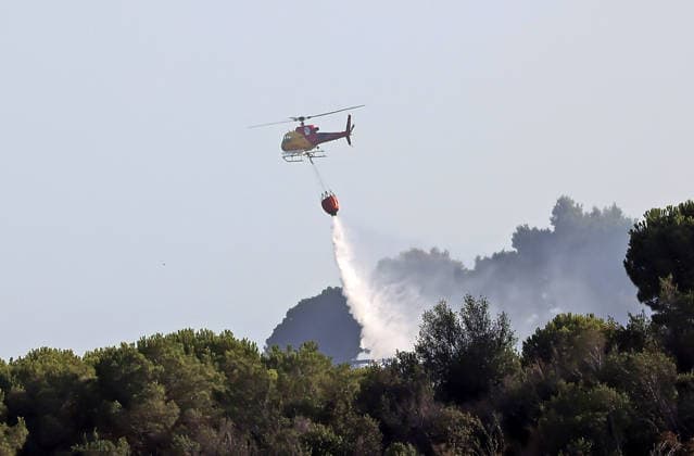 Forest Fire In The Upper Part Of Barcelona Firefighters deployed 10 fire engines and four helicopters and brought the fire under control after four hours of work in Barcelona, Spain, on August 14, 2026. More than 500 wildfires have been recorded in Catalonia this summer. One of the latest broke out in the Collserola mountain range, near a telecommunications tower overlooking Barcelona. The blaze burned 10 hectares and threatened populated areas, prompting authorities to order residents in Barcelona s upper neighborhoods to remain indoors Barcelona Barcelona Spain  Copyright: xUrbanandsportx originalFilename: urbanandsport-forestfi260814_npz3e.jpg