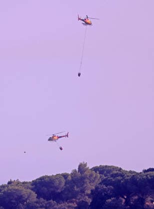 Forest Fire In The Upper Part Of Barcelona Firefighters deployed 10 fire engines and four helicopters and brought the fire under control after four hours of work in Barcelona, Spain, on August 14, 2026. More than 500 wildfires have been recorded in Catalonia this summer. One of the latest broke out in the Collserola mountain range, near a telecommunications tower overlooking Barcelona. The blaze burned 10 hectares and threatened populated areas, prompting authorities to order residents in Barcelona s upper neighborhoods to remain indoors Barcelona Barcelona Spain  Copyright: xUrbanandsportx originalFilename: urbanandsport-forestfi260814_npZy2.jpg