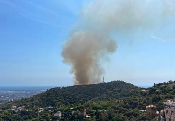 Forest Fire In The Upper Part Of Barcelona Firefighters deployed 10 fire engines and four helicopters and brought the fire under control after four hours of work in Barcelona, Spain, on August 14, 2026. More than 500 wildfires have been recorded in Catalonia this summer. One of the latest broke out in the Collserola mountain range, near a telecommunications tower overlooking Barcelona. The blaze burned 10 hectares and threatened populated areas, prompting authorities to order residents in Barcelona s upper neighborhoods to remain indoors Barcelona Barcelona Spain  Copyright: xUrbanandsportx originalFilename: urbanandsport-forestfi260814_npU9E.jpg