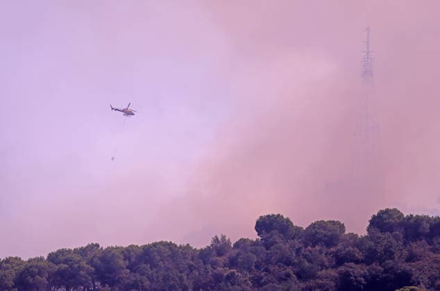 Forest Fire In The Upper Part Of Barcelona Firefighters deployed 10 fire engines and four helicopters and brought the fire under control after four hours of work in Barcelona, Spain, on August 14, 2026. More than 500 wildfires have been recorded in Catalonia this summer. One of the latest broke out in the Collserola mountain range, near a telecommunications tower overlooking Barcelona. The blaze burned 10 hectares and threatened populated areas, prompting authorities to order residents in Barcelona s upper neighborhoods to remain indoors Barcelona Barcelona Spain  Copyright: xUrbanandsportx originalFilename: urbanandsport-forestfi260814_npecM.jpg
