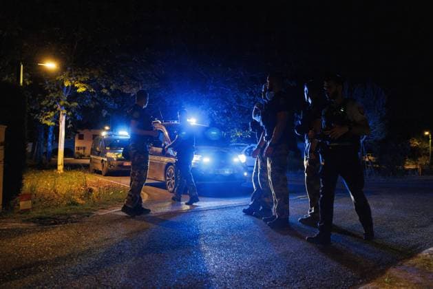Garrein, The Netherlands, 2026-08-14 21:55:16 Garein, 14-08-2026, Gendarmerie prepares for house searches in the village of Garein. The forest fire near Luglon is approaching the village. Photo: NLBeeld Robert Meerding Credit: NL Beeld Robert Meerding Inc  Copyright: xx x