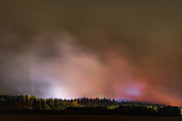 Nächtliche Löscharbeiten am Waldbrand im Hürtgenwald bei Kleinhau Nachtaufnahme aus Kleinhau (Gemeinde Hürtgenwald, Kreis Düren): Die Löscharbeiten am Großbrand im Hürtgenwald laufen auch in der Nacht auf Hochtouren rund 500 Einsatzkräfte lösen sich im 12-Stunden-Rhythmus ab. Eine Mischung aus Flammenschein, Scheinwerferlicht und Blaulicht taucht den aufsteigenden Brandrauch in ein dramatisches Licht. Hürtgenwald Kleinhau Nordrhein-Westfalen Deutschland *** Nighttime firefighting efforts at the forest fire in the Hürtgenwald near Kleinhau; nighttime photo taken from Kleinhau, municipality of Hürtgenwald, Düren District: Firefighting efforts at the major wildfire in the Hürtgenwald are continuing at full speed through the nigh Copyright: xMarcxJohnx