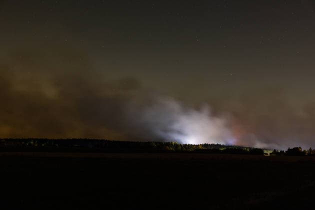 Nächtliche Löscharbeiten am Waldbrand im Hürtgenwald bei Kleinhau Nachtaufnahme aus Kleinhau (Gemeinde Hürtgenwald, Kreis Düren): Die Löscharbeiten am Großbrand im Hürtgenwald laufen auch in der Nacht auf Hochtouren rund 500 Einsatzkräfte lösen sich im 12-Stunden-Rhythmus ab. Eine Mischung aus Flammenschein, Scheinwerferlicht und Blaulicht taucht den aufsteigenden Brandrauch in ein dramatisches Licht. Hürtgenwald Kleinhau Nordrhein-Westfalen Deutschland *** Nighttime firefighting efforts at the forest fire in the Hürtgenwald near Kleinhau; nighttime photo taken from Kleinhau, municipality of Hürtgenwald, Düren District: Firefighting efforts at the major wildfire in the Hürtgenwald are continuing at full speed through the nigh Copyright: xMarcxJohnx