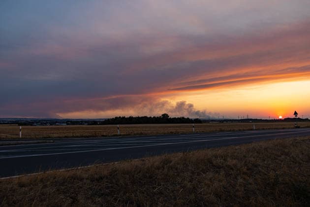 Mehrere Wald- und Vegetationsbrände bei Zülpich kurz vor Sonnenuntergang - 14.08.26 Kurz vor Sonnenuntergang mit blick beii Zülpich (Kreis Euskirchen) auf gleich mehrere Rauchsäulen von Wald- und Vegetationsbränden die Region kämpft diese Woche mit mehreren Flächenbränden durch die anhaltende Trockenheit. Im Hintergrund ist zusätzlich der rund 20 Kilometer entfernte Waldbrand im Hürtgenwald (Kreis Düren) zu erkennen. Links der Waldbrand im Hohen Venn in Belgien Zülpich Nordrhein-Westfalen Deutschland *** Several forest and vegetation fires near Zülpich shortly before sunset, August 14, 2026. Shortly before sunset, looking toward Zülpich in the Euskirchen district, several columns of smoke from forest and vegetation fires ca Copyright: xMarcxJohnx