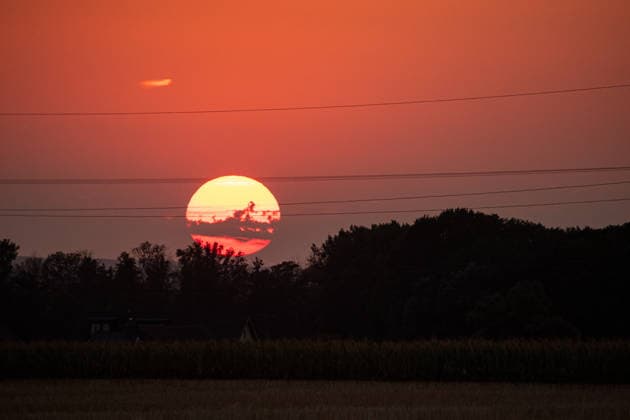 Mehrere Wald- und Vegetationsbrände bei Zülpich kurz vor Sonnenuntergang - 14.08.26 Kurz vor Sonnenuntergang mit blick bei Zülpich (Kreis Euskirchen) auf die Sonne leicht verdeckt von Brandrauch von Wald- und Vegetationsbränden die Region kämpft diese Woche mit mehreren Flächenbränden durch die anhaltende Trockenheit. Zülpich Nordrhein-Westfalen Deutschland *** Several forest and brush fires near Zülpich shortly before sunset, August 14, 2026. Shortly before sunset, looking toward the sun near Zülpich in the district of Euskirchen, the sun was slightly obscured by smoke from forest and brush fires. The region is battling several wildfires this week due to the persistent drought. Zülpich, North Rhine-Westphalia, Germany Copyright: xMarcxJohnx