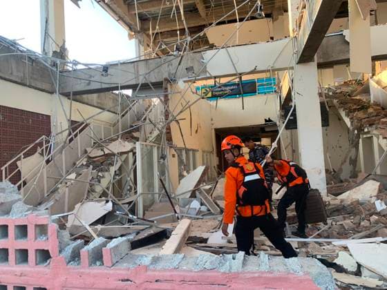 (260815) -- FLORES ISLAND, Aug. 15, 2026 -- This photo provided by Indonesia s National Search and Rescue Agency () shows rescuers conducting search and rescue operations after an earthquake, on Flores Island, Indonesia, on Aug. 15, 2026. The death toll from a magnitude 7.7 earthquake that struck off Indonesia s Flores Island has risen to two, an official at the National Disaster Management Agency said Saturday, as authorities warned of possible aftershocks. A tsunami warning issued after the quake was later lifted. Rescue teams are continuing to assess damage and casualties in affected areas across Flores Island, with further details expected as emergency operations continue. ( Handout via Xinhua) Photo Flash Death toll rises to 2 af 
