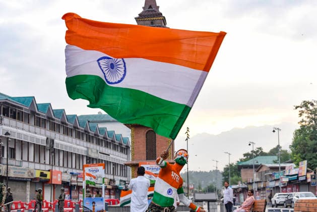 August 15, 2026, Srinagar, Jammu And Kashmir, India: A man painted with Indian national flag waves a Indian flag during the Independence Day celebrations at Lal Chowk in Srinagar. Srinagar India - ZUMAz120 20260815_zip_z120_016 Copyright: xBasitxZargarx