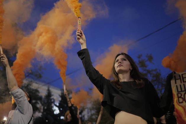 Kharkiv Protesters Demand Reinstatement of Defence Minister Fedorov - Ukraine A woman raises an orange smoke flare above the crowd as demonstrators gather at Freedom Square (Ploshcha Svobody) in Kharkiv, Ukraine, on August 14, 2026. Participants demanded the reinstatement of Mykhailo Fedorov as Minister of Defence, part of ongoing nationwide protests against President Zelensky s dismissal of Fedorov that began July 24. Photo by Yevhen Titov ABACAPRESS.COM Kharkiv Kharkiv Oblast Ukraine  Copyright: xTitovxYevhen ABACAx