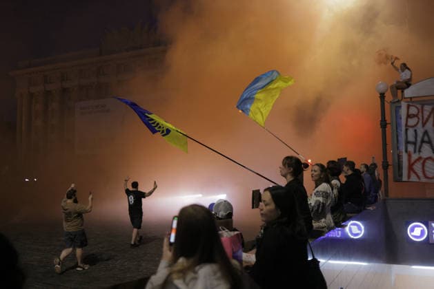 Kharkiv Protesters Demand Reinstatement of Defence Minister Fedorov - Ukraine Participants wave Ukrainian flags and set off orange smoke flares at a protest rally on Freedom Square (Ploshcha Svobody) in Kharkiv, Ukraine, on August 14, 2026. Demonstrators gathered to demand the reinstatement of Mykhailo Fedorov as Minister of Defence, part of ongoing nationwide protests against President Zelensky s decision to dismiss him; a partially visible banner on the right carries Cyrillic text reading ?? ?? ??... (letters cut off by the frame edge). Photo by Yevhen Titov ABACAPRESS.COM Kharkiv Kharkiv Oblast Ukraine  Copyright: xTitovxYevhen ABACAx