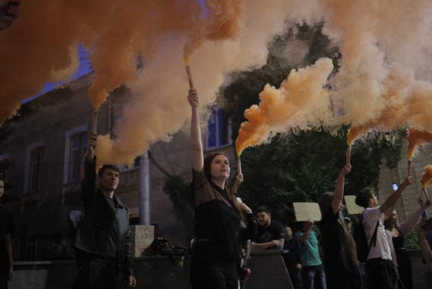 Kharkiv Protesters Demand Reinstatement of Defence Minister Fedorov - Ukraine Demonstrators raise orange smoke flares during a protest demanding the reinstatement of Defence Minister Mykhailo Fedorov at Freedom Square (????? ???????) in Kharkiv, Ukraine, on August 14, 2026. Approximately 500 Kharkiv residents joined the action, part of nationwide demonstrations that began on July 24 against President Zelensky s decision to dismiss Fedorov. Photo by Yevhen Titov ABACAPRESS.COM Kharkiv Kharkiv Oblast Ukraine  Copyright: xTitovxYevhen ABACAx
