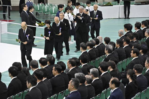 Japan commemorates war dead on 81st anniversary of end of World War II TOKYO, JAPAN - AUGUST 15 : Participants carrying flowers walk past Prime Minister Sanae Takaichi and government officials during floral tributes at the National Memorial Service for the War Dead at the Nippon Budokan in Tokyo, Japan, August 15, 2026. David Mareuil Anadolu Tokyo Japan. Editorial use only. Please get in touch for any other usage.  Copyright: x2026xAnadoluxDavidxMareuilx