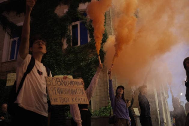 Kharkiv Protesters Demand Reinstatement of Defence Minister Fedorov - Ukraine Demonstrators hold orange smoke flares and placards — one reading in Ukrainian Vova Volodymyr , it is his country, his regime and his ministry, not your chains — during a rally demanding the reinstatement of Mykhailo Fedorov as Minister of Defence at Freedom Square in Kharkiv, Ukraine, on August 14, 2026. The protest, attended by approximately 500 people according to organisers, was part of ongoing nationwide demonstrations against President Zelensky s decision to dismiss Fedorov, marking the 29th consecutive day of such actions. Photo by Yevhen Titov ABACAPRESS.COM Kharkiv Kharkiv Oblast Ukraine  Copyright: xTitovxYevhen ABACAx
