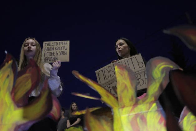 Kharkiv Protesters Demand Reinstatement of Defence Minister Fedorov - Ukraine Two women hold cardboard signs during a protest rally at Freedom Square (????? ???????) in Kharkiv, Ukraine, on August 14, 2026. The sign on the left reads in Ukrainian: ???, ??? ????? ?????? ??????, ?????? ? ????? ???????? ( He who hoards his own crumbs will drown in the people s wrath ); the partially obscured sign on the right reads ????????? ???? ???? ( Bring back Fedo rov ), as participants called for the reinstatement of Mykhailo Fedorov as Minister of Defence, on the 29th day of continuous nationwide protests against his dismissal. Photo by Yevhen Titov ABACAPRESS.COM Kharkiv Kharkiv Oblast Ukraine  Copyright: xTitovxYevhen ABACAx