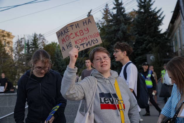 Kharkiv Protesters Demand Reinstatement of Defence Minister Fedorov - Ukraine A protester holds a handmade cardboard sign reading ?????? ?? ?????? ? ?? ???????? ? ???? ( Rockets to moscow, not corruption in the rear ) during a rally demanding the reinstatement of Minister of Defence Mykhailo Fedorov at Freedom Square (????? ???????) in Kharkiv, Ukraine, on August 14, 2026. The protest, part of nationwide demonstrations running since July 24 against President Zelensky s dismissal of Fedorov, drew approximately 500 participants in Kharkiv that evening, the largest turnout in the city over the preceding three days of protests. Photo by Yevhen Titov ABACAPRESS.COM Kharkiv Kharkiv Oblast Ukraine  Copyright: xTitovxYevhen ABACAx