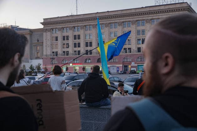 Kharkiv Protesters Demand Reinstatement of Defence Minister Fedorov - Ukraine Participants gather at Freedom Square (Ploshcha Svobody) in Kharkiv, Ukraine, during a protest demanding the reinstatement of Mykhailo Fedorov as Minister of Defence, on August 14, 2026. A Ukrainian national flag bearing the Kharkiv city emblem is raised above the crowd, with several participants wearing vyshyvanky; a pharmacy sign reading APTEKA 844 is visible on a commercial building across the square, backed by a large Soviet-era administrative building. The rally marked the 29th day of nationwide protests against President Zelensky s decision to dismiss Fedorov, drawing approximately 500 Kharkiv residents according to organisers. Photo by Yevhen Titov ABACAP  Copyright: xTitovxYevhen ABACAx