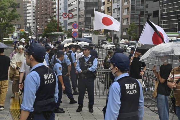 Japan commemorates war dead on 81st anniversary of end of World War II TOKYO, JAPAN - AUGUST 15 : Police officers contain a group of ultranationalists near Yasukuni Shrine in Tokyo, Japan, August 15, 2026. David Mareuil Anadolu Tokyo Japan. Editorial use only. Please get in touch for any other usage.  Copyright: x2026xAnadoluxDavidxMareuilx