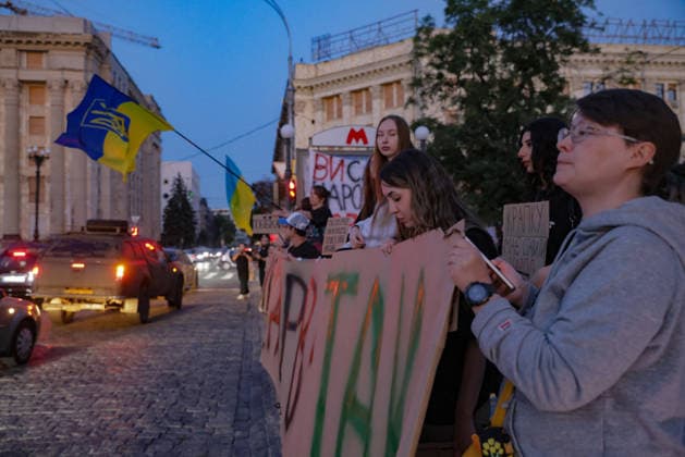 Kharkiv Protesters Demand Reinstatement of Defence Minister Fedorov - Ukraine Demonstrators hold handwritten signs along a cobblestone street at Freedom Square (????? ???????) near the Universytet metro station in Kharkiv, Ukraine, on August 14, 2026. Protesters gathered to demand the reinstatement of Mykhailo Fedorov as Minister of Defence, part of nationwide demonstrations against President Zelensky s decision to dismiss him that had been running since late July. Photo by Yevhen Titov ABACAPRESS.COM Kharkiv Kharkiv Oblast Ukraine  Copyright: xTitovxYevhen ABACAx
