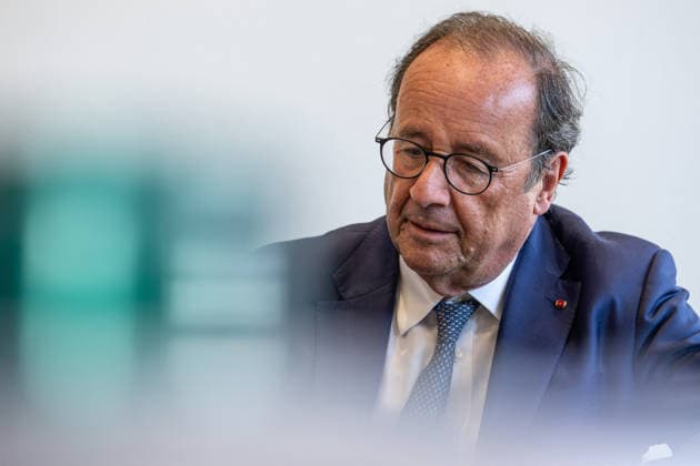 Exclusive - François Hollande meets with local officials - Saint-Medard-en-Jalles Exclusive - Former French President François Hollande visits the town hall and meets with Mayor Stephane Delpeyrat-Vincent and Member of Parliament (MP) Marie Recalde. The meeting follows the wildfires that affected the Gironde region in Saint-Medard-en-Jalles, France, on August 14, 2026. Photo by Margot Le Gonidec ABACAPRESS.COM Saint-Medard-en-Jalles France  Copyright: xLexGonidecxMargot ABACAx