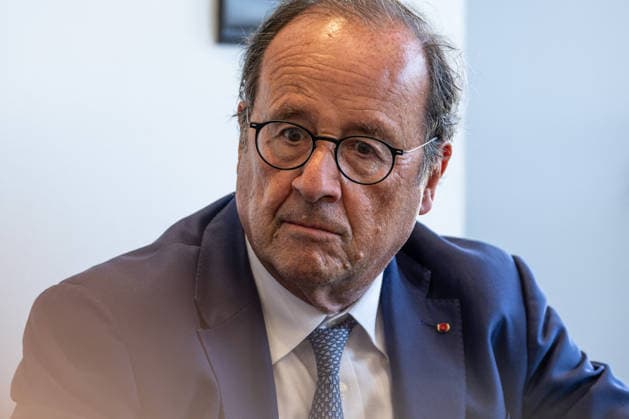 Exclusive - François Hollande meets with local officials - Saint-Medard-en-Jalles Exclusive - Former French President François Hollande visits the town hall and meets with Mayor Stephane Delpeyrat-Vincent and Member of Parliament (MP) Marie Recalde. The meeting follows the wildfires that affected the Gironde region in Saint-Medard-en-Jalles, France, on August 14, 2026. Photo by Margot Le Gonidec ABACAPRESS.COM Saint-Medard-en-Jalles France  Copyright: xLexGonidecxMargot ABACAx
