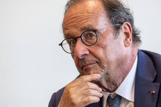 Exclusive - François Hollande meets with local officials - Saint-Medard-en-Jalles Exclusive - Former French President François Hollande visits the town hall and meets with Mayor Stephane Delpeyrat-Vincent and Member of Parliament (MP) Marie Recalde. The meeting follows the wildfires that affected the Gironde region in Saint-Medard-en-Jalles, France, on August 14, 2026. Photo by Margot Le Gonidec ABACAPRESS.COM Saint-Medard-en-Jalles France  Copyright: xLexGonidecxMargot ABACAx