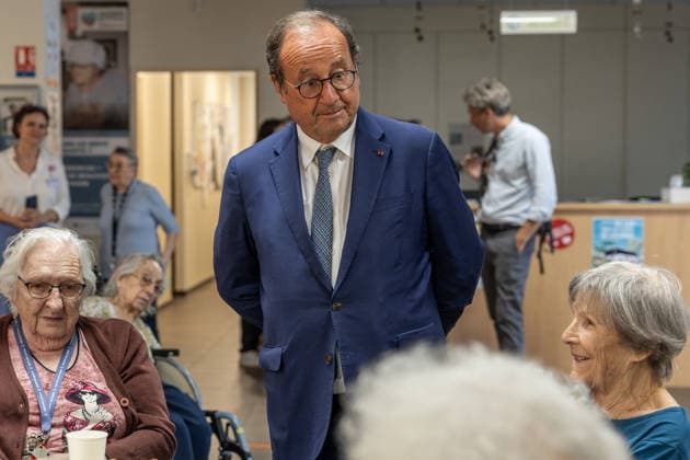 Exclusive - François Hollande meets with local officials - Saint-Medard-en-Jalles Exclusive - Former French President François Hollande visits the Simone de Beauvoir nursing home (EHPAD) which was evacuated as a precaution during the Gironde wildfires. Residents were temporarily relocated to different facilities across the department before returning to the nursing home in Saint-Medard-en-Jalles, France, on August 14, 2026. Photo by Margot Le Gonidec ABACAPRESS.COM Saint-Medard-en-Jalles France  Copyright: xLexGonidecxMargot ABACAx