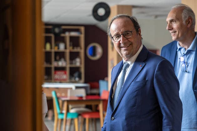Exclusive - François Hollande meets with local officials - Saint-Medard-en-Jalles Exclusive - Former French President François Hollande visits the Simone de Beauvoir nursing home (EHPAD) which was evacuated as a precaution during the Gironde wildfires. Residents were temporarily relocated to different facilities across the department before returning to the nursing home in Saint-Medard-en-Jalles, France, on August 14, 2026. Photo by Margot Le Gonidec ABACAPRESS.COM Saint-Medard-en-Jalles France  Copyright: xLexGonidecxMargot ABACAx