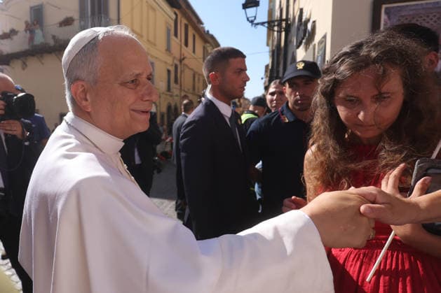 IPA87492708 - Vatican City - Italy, August 15, 2026: The Pope™s arrival in the square and his greeting to the faithful. Pope Leo XIV presides over Mass for the Solemnity of the Assumption at the Pontifical Parish of St. Thomas of Villanova, in the town of Castelli Romani.  Copyright: xmarcoxiacobuccix xmarcoxiacobuccix 87492708