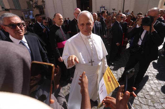 IPA87492675 - Vatican City - Italy, August 15, 2026: The Pope™s arrival in the square and his greeting to the faithful. Pope Leo XIV presides over Mass for the Solemnity of the Assumption at the Pontifical Parish of St. Thomas of Villanova, in the town of Castelli Romani.  Copyright: xmarcoxiacobuccix xmarcoxiacobuccix 87492675