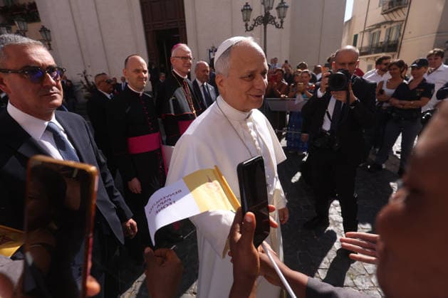 IPA87492694 - Vatican City - Italy, August 15, 2026: The Pope™s arrival in the square and his greeting to the faithful. Pope Leo XIV presides over Mass for the Solemnity of the Assumption at the Pontifical Parish of St. Thomas of Villanova, in the town of Castelli Romani.  Copyright: xmarcoxiacobuccix xmarcoxiacobuccix 87492694
