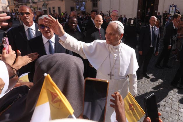 IPA87492658 - Vatican City - Italy, August 15, 2026: The Pope™s arrival in the square and his greeting to the faithful. Pope Leo XIV presides over Mass for the Solemnity of the Assumption at the Pontifical Parish of St. Thomas of Villanova, in the town of Castelli Romani.  Copyright: xmarcoxiacobuccix xmarcoxiacobuccix 87492658